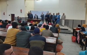 رئيس جامعة بنها يتفقد الدراسة بكليتى الاداب والتجارة ويلتقي بالطلاب داخل المدرجات
