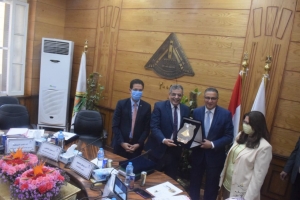 مجلس جامعة بنها يكرم نائب رئيس الجامعة لشئون التعليم ويشيد بمجهوداته