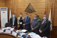 مجلس جامعة بنها يكرم المدير الاكاديمي لمقر الجامعة بالعبور