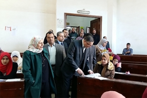 رئيس جامعة بنها يتفقد لجان الإمتحانات بالكليات ويستمع لآراء الطلاب حول طبيعة الأسئلة والورقة الإمتحانية
