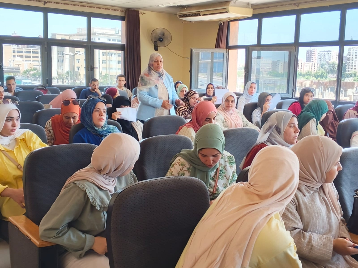 دورة تدريبية بعنوان "كيفية تقييم الأداء المهني" لطلاب الامتياز و خريجين الكليه و برنامج المكثف