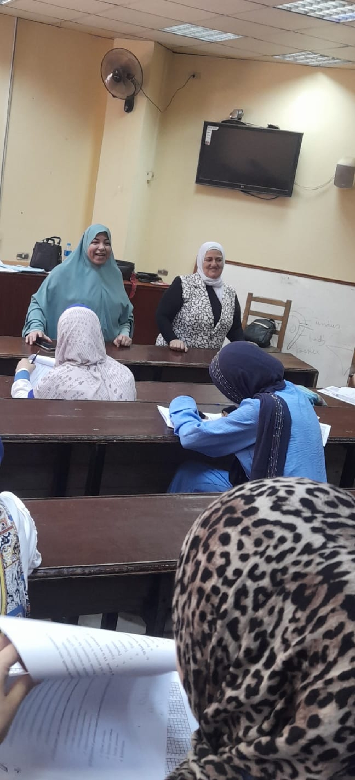 قد امتحان القبول للسادة المتقدمين للالتحاق بمرحلتي الدبلوم والماجستير للعام الجامعي 2026/2027