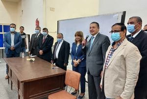 رئيس جامعة بنها يتفقد الدراسة بكليتي الآداب والتجارة .. «السعيد» يشيد بتواجد القيادات الجامعية وسط الطلاب